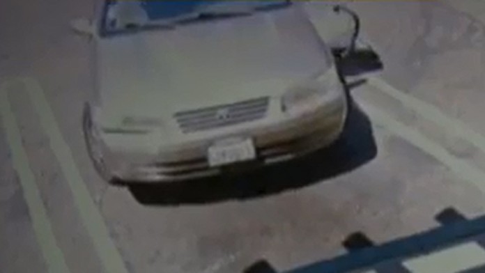 Muž nechal svoje dieťa na parkovisku a odisiel.