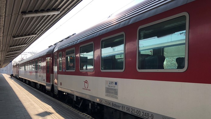 Cesta vlakom z Košíc do Bratislavy sa v noci nečakane predĺžila o štyri hodiny