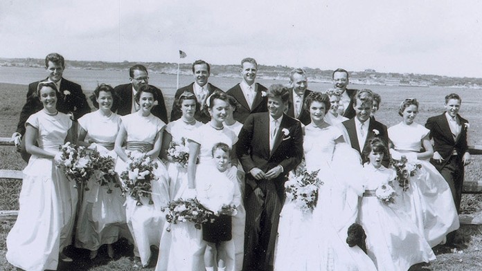 John F. Kennedy a manželka Jacqueline pózujú so sobášnymi hosťami v americkom Newporte.