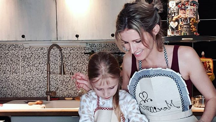 Na chodníku nasprejovali nápis Zostaň doma! a podobizeň smrtiaceho koronavírusu v Mníchove v pondelok 16. marca 2020.