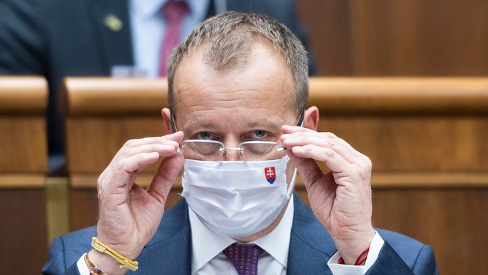 Muž predávajúci psiu masť.