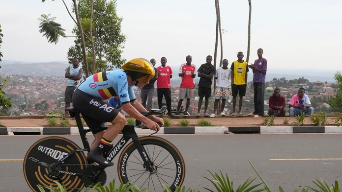 Belgičan Remco Evenepoel suverénne vyhral časovku. Oslavuje tretí titul majstra sveta v sérii