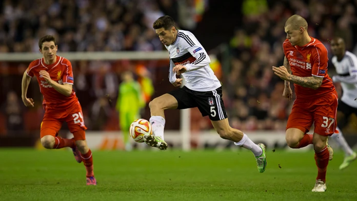 V strede Jose Sosa (Besiktas Istanbul) s hráčmi Liverpoolu Joe Allenom a Martinom Škrtelom. 