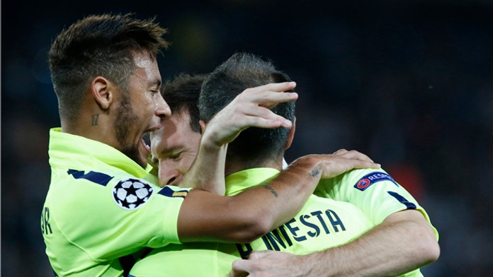 Hráč FC Barcelona - Lionel Messi sa teší z gólu so spoluhráčmi Neymarom (vľavo) a Andresom Iniestom .