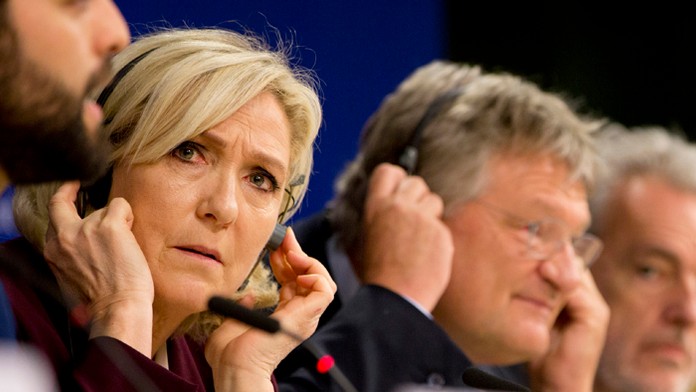 Hráči St. Louis oslavujú triumf nad Bostonom vo finále Stanleyho pohára.