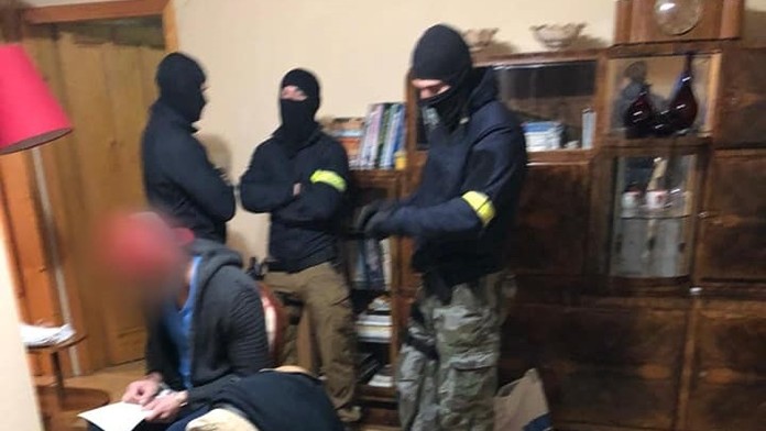 Príslušníci NAKA zasahujú proti bytovej mafii v Nitre.