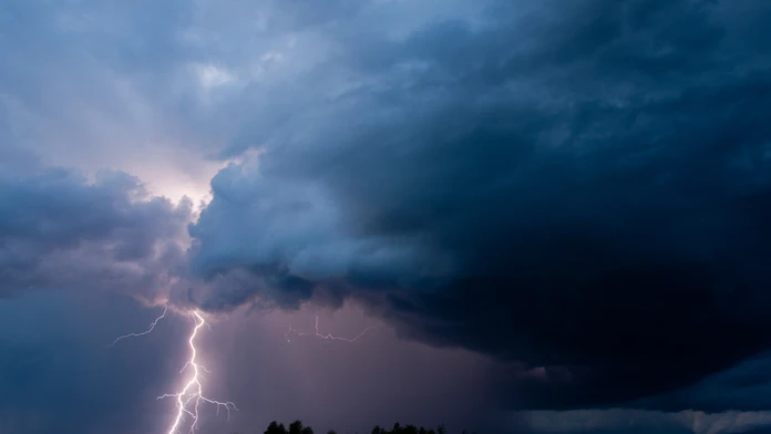 Značnú časť Slovenska v sobotu potrápia búrky. Meteorológovia rozšírili výstrahu