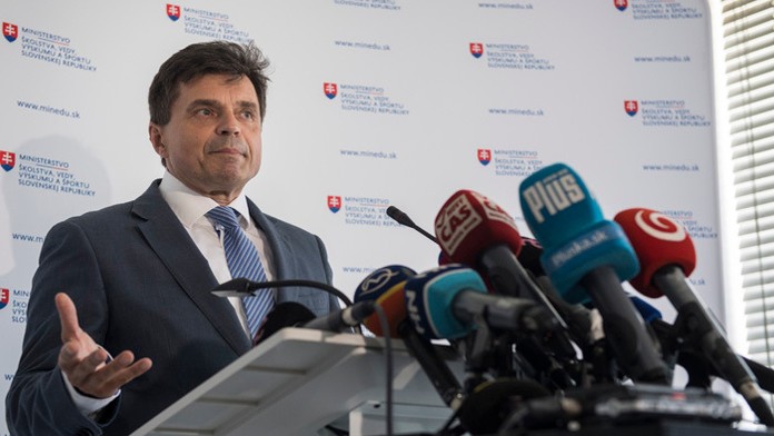 Peter Plavčan oznamuje abdikáciu z ministerského postu.