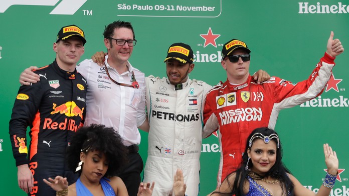Max Verstappen, (Red Bull) Lewis Hamilton (Mercedes) Kimi Raikkonen (Ferrari) na stupňoch pre víťazov po VC Brazílie.