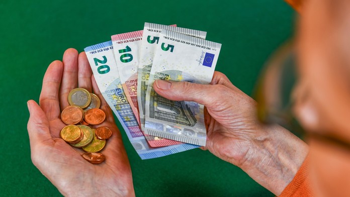 Pracovali do 86 rokov a dnes berú vyše 12-tisíc eur mesačne. Poľsko odhalilo rekordné dôchodky