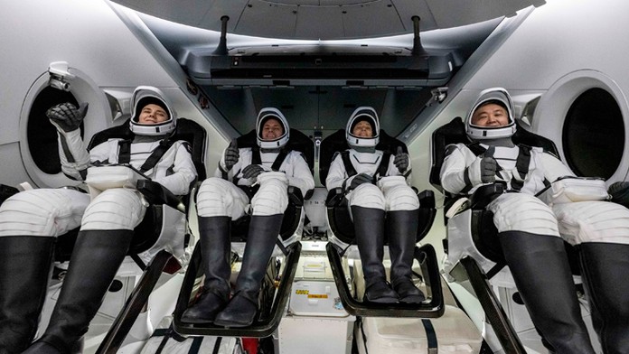 Astronauti "posádky 5" sa po piatich mesiacoch vrátili z ISS na Zem.