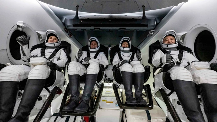 Astronauti "posádky 5" sa po piatich mesiacoch vrátili z ISS na Zem.