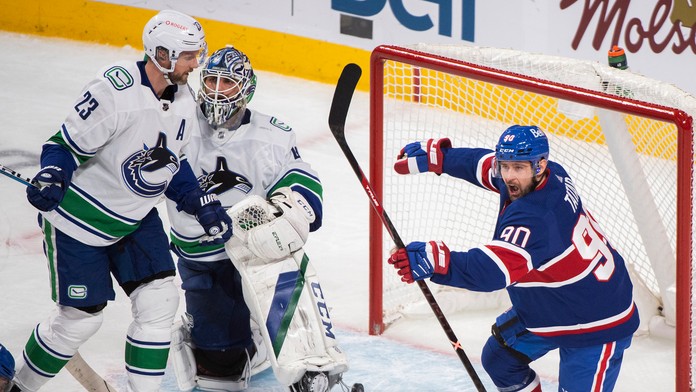 Tomáš Tatar z Montrealu oslavuje gól proti Vancouveru.