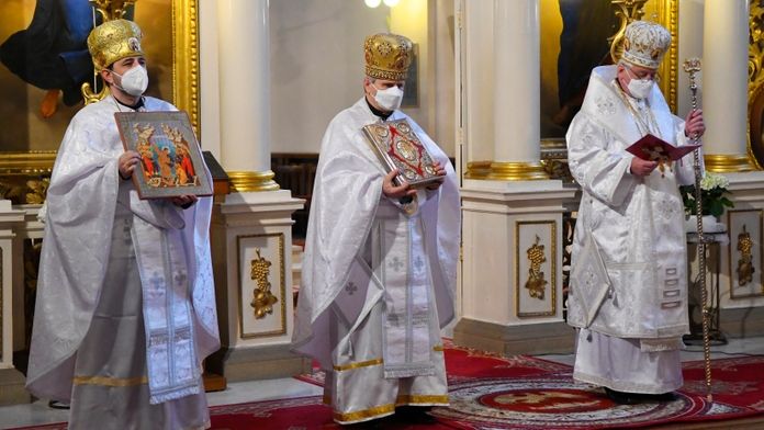 Na snímke vpravo prešovský gréckokatolícky arcibiskup metropolita Ján Babjak 