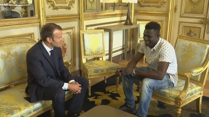 Mamoudou Gassama s francúzskym prezidentom