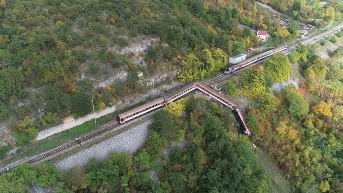Silné zábery čelnej zrážky rýchlikov.