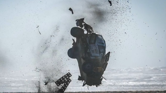 Momentka z havárie auta českého tímu South racing na Rely Maroko.