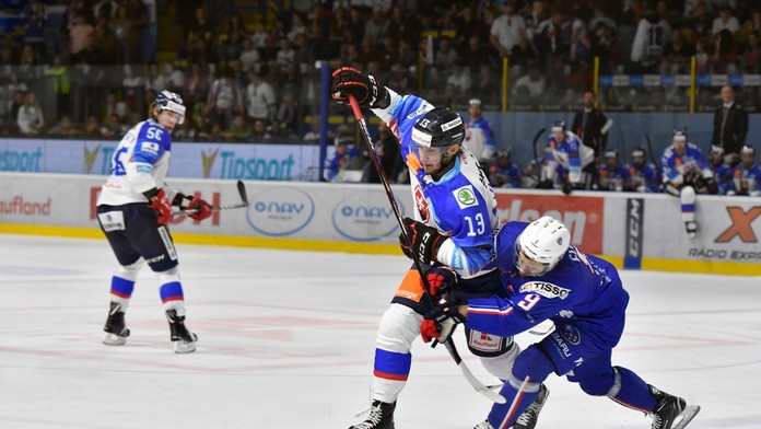 Na snímke vpredu vpravo Damien Fleury (Francúzsko) a vedľa neho Tomáš Jurčo.