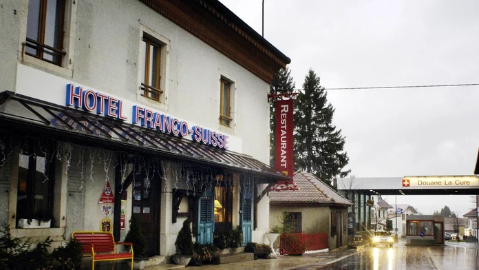V tomto hoteli môžete spať v dvoch krajinách naraz.