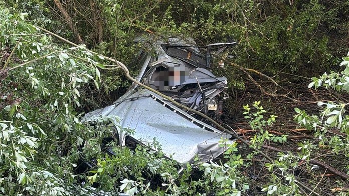 Tragické ráno na Záhorí. Vodič po narazení do stromu nemal šancu prežiť