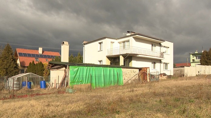 Sisa je zúfalá, zasekli sa jej šaty.