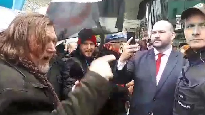 Zľava Kévin Gameiro a Daniel Wass z Valencie oslavujú gól v odvete semifinále EL proti Arsenalu Londýn.