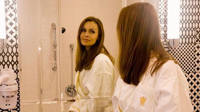 Sprava Oleksandr Zinčenko a Ilkay Gundogan z Manchesteru City oslavujú gól v pohárovom zápase proti Burtonu.