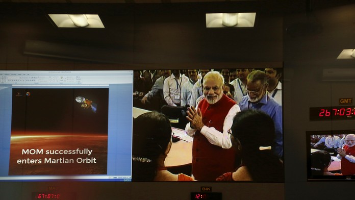 Indický premiér Naréndra Módí víta vedcov z Indickej organizácie pre výskum vesmíru po tom, čo indická sonda úspešne vstúpila na