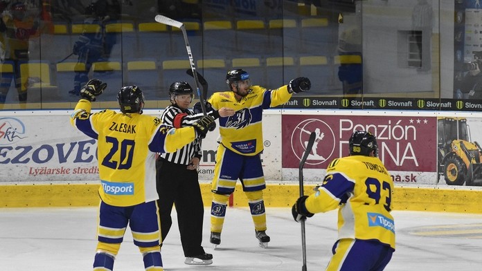Na snímke sa hokejisti ŠHK 37 Piešťany tešia z prvého gólu