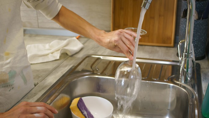 On zarábal, ona sa starala o domácnosť. Muž musí exmanželke vyplatiť 200-tisíc eur za domáce práce