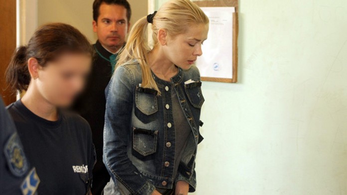 Eva Varholíková v putách