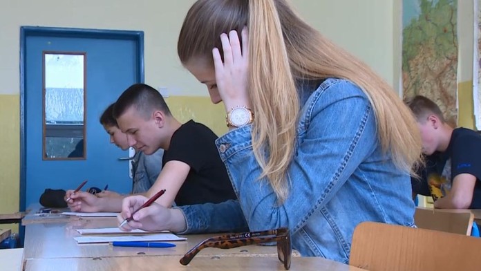 Gymnáziá majú problém. V ich laviciach sedia aj tí, ktorí na to nemajú