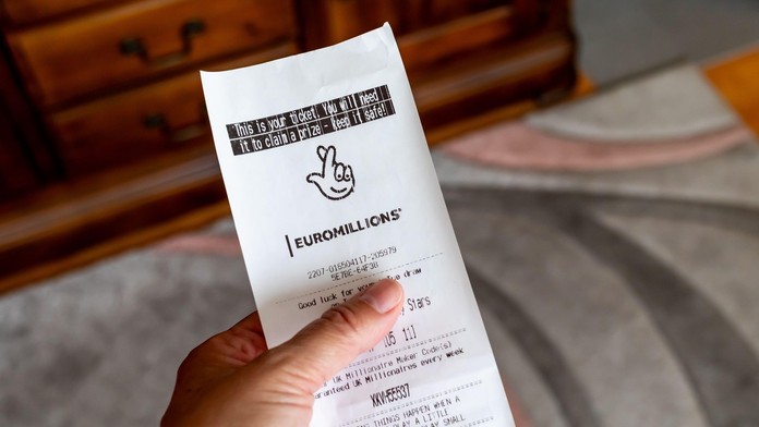 Predčasné Vianoce pre chudobnú rodinu. Zmena stratégie v stávkovaní im priniesla rozprávkovú výhru v lotérii