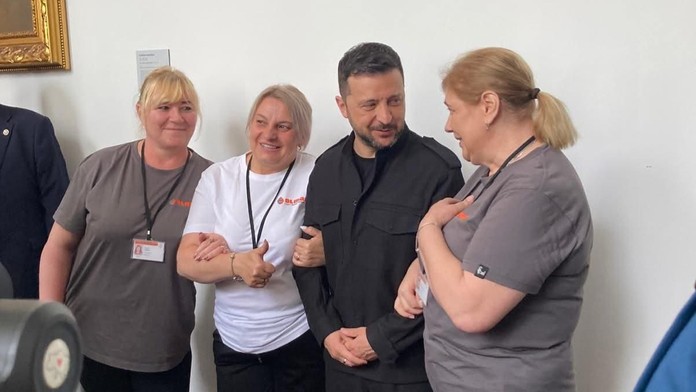 Zelenskyj sa v parlamente fotil s ukrajinskými upratovačkami