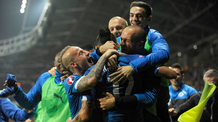 Hráči Slovenska oslavujú víťazstvo 3:1 nad Bieloruskom.