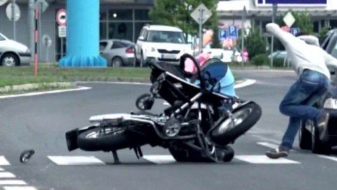 Motorkár vletel na priechode do kočíka