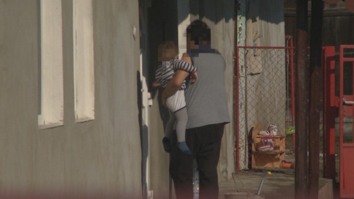 Majú malé deti a tvrdia, že nemajú kde bývať.