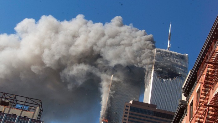 Na snímke z 11. septembra 2001 v New Yorku dym stúpa z dvojičiek Svetového obchodného centra.
