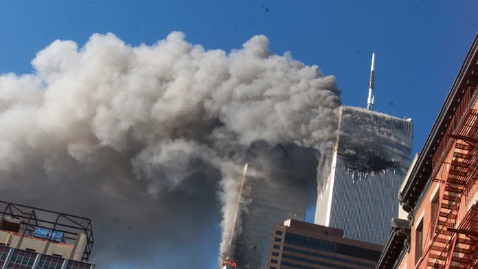 Na snímke z 11. septembra 2001 v New Yorku dym stúpa z dvojičiek Svetového obchodného centra.