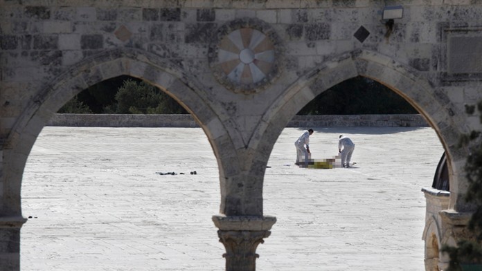 Zastrelený izraelský policajt Palestínčanmi neďaleko brány v jeruzalemskom Starého mesta.