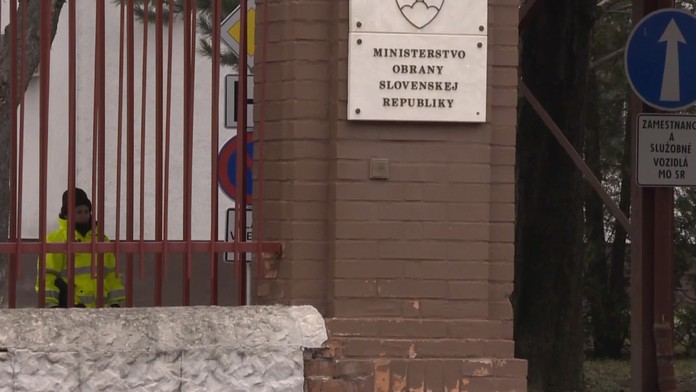 Za stratený vojenský arzenál zbraní budú na ministerstve obrany padať hlavy