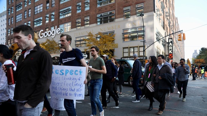 Zamestnanci Googlu protestujú protiu sexuálnemu obťažovaniu na pracovisku.