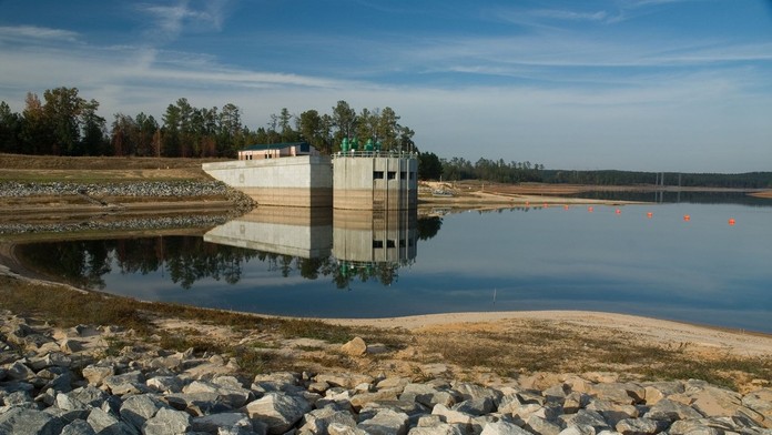Z nádrže vypustil dva milióny litrov vody.