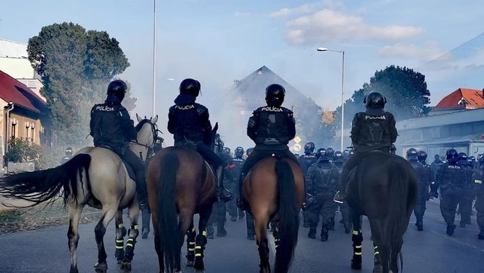 Ťažkoodenci na futbale v Trnave.