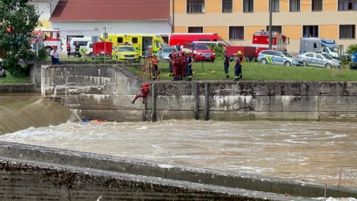 V Česku na Sázave sa prevrátil raft s deťmi.