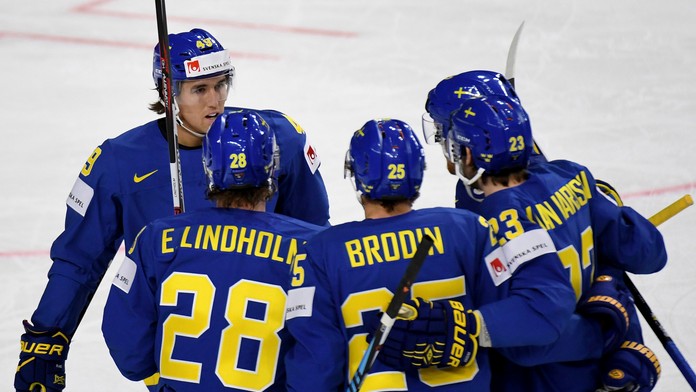 Švédski hráči sa radujú po úvodnom góle.