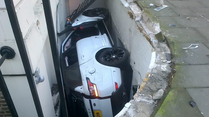 Range Rover v priekope