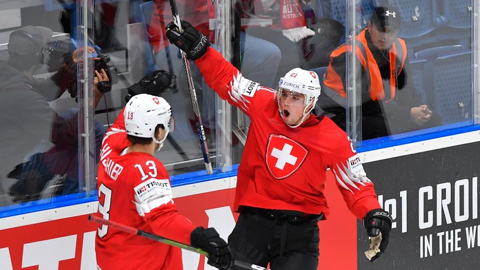 Na snímke vľavo Nicho Hischier a Kevin Fiala.