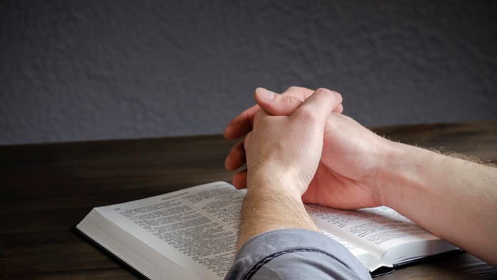 Muž nestíhal prísť načas do kostola. 