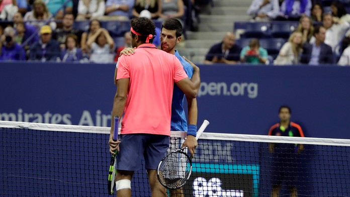 Jo-Wilfried Tsonga gratuluje k víťazstvu Novakovi Djokovičovi vo štvrťfinále US Open.